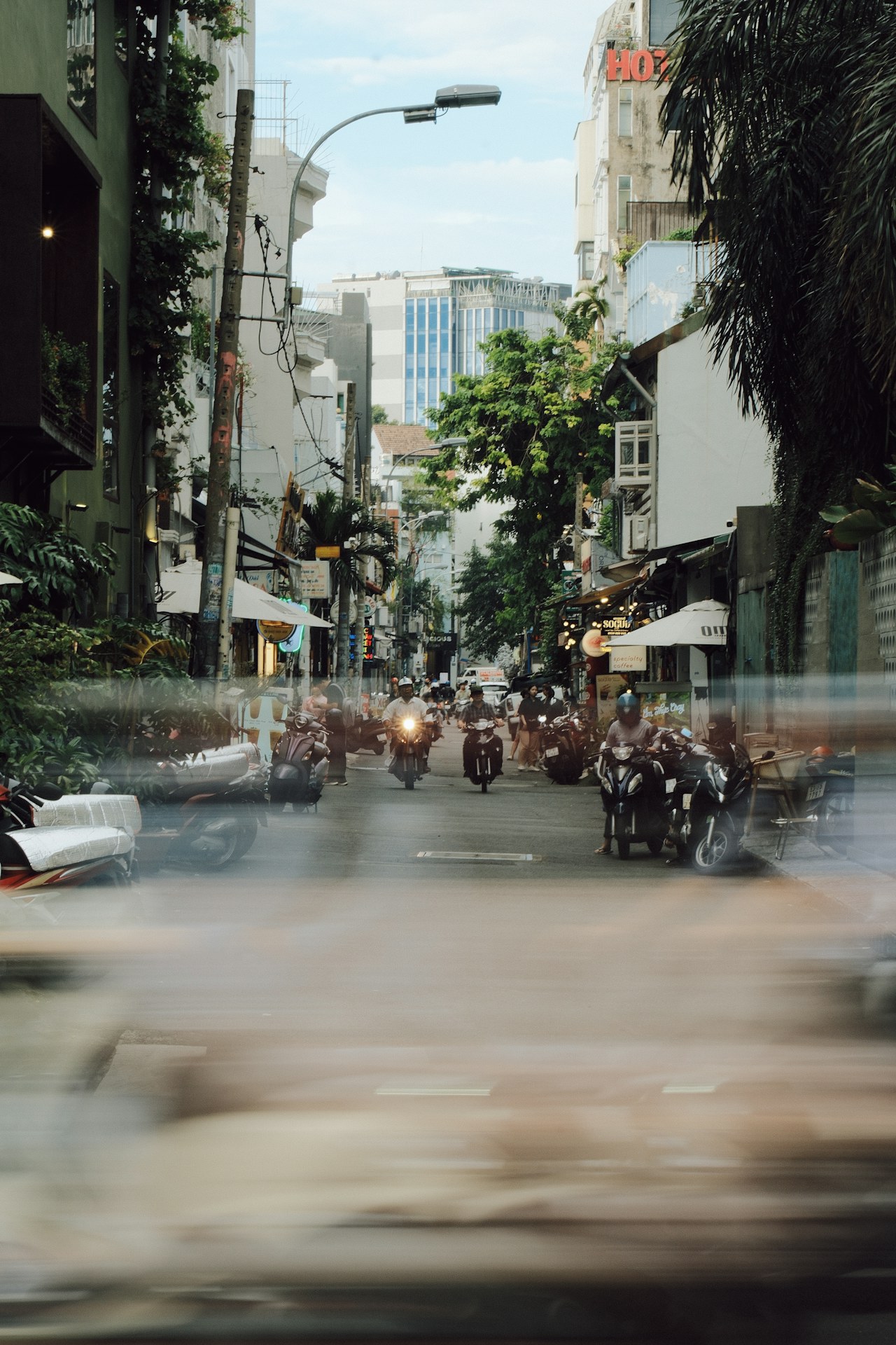 Những chuyến xe qua một con phố tại TP. Hồ Chí Minh